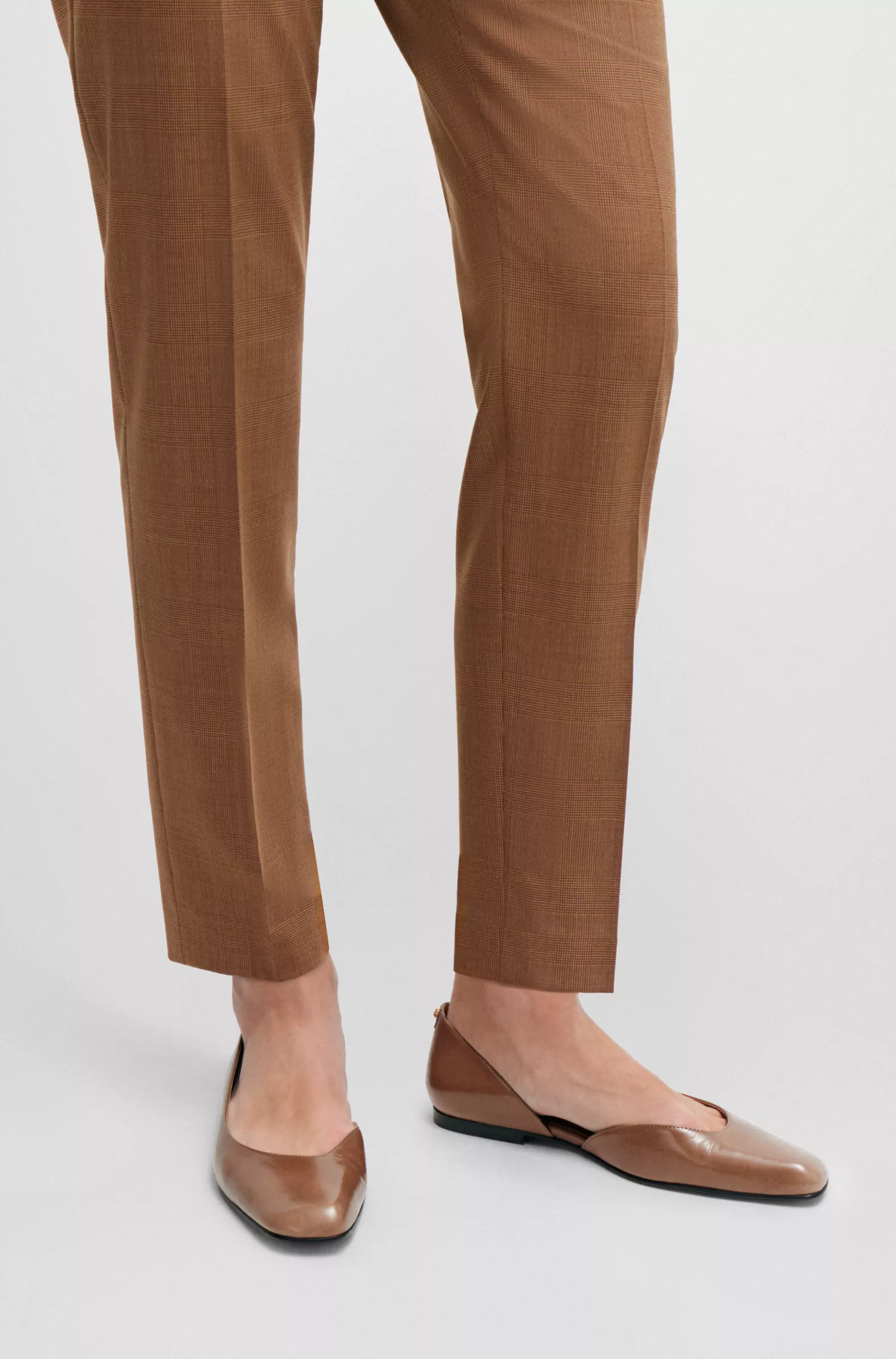 Sapatilhas BOSS pretas estilo bailarina em couro com design assimétrico.