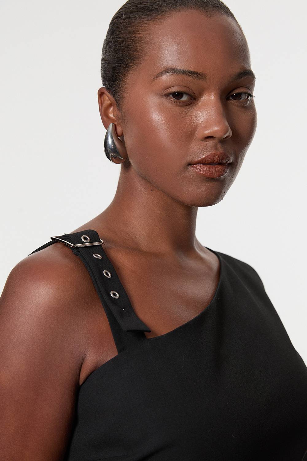 KarenMillen Robe Grande Taille Ajustée à Encolure Asymétrique avec Détails de Sangles