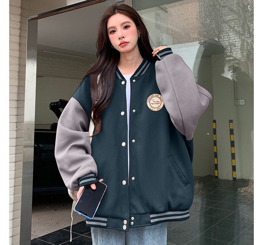 Sienne - Tweekleurige oversized honkbaljack met geborduurde letters