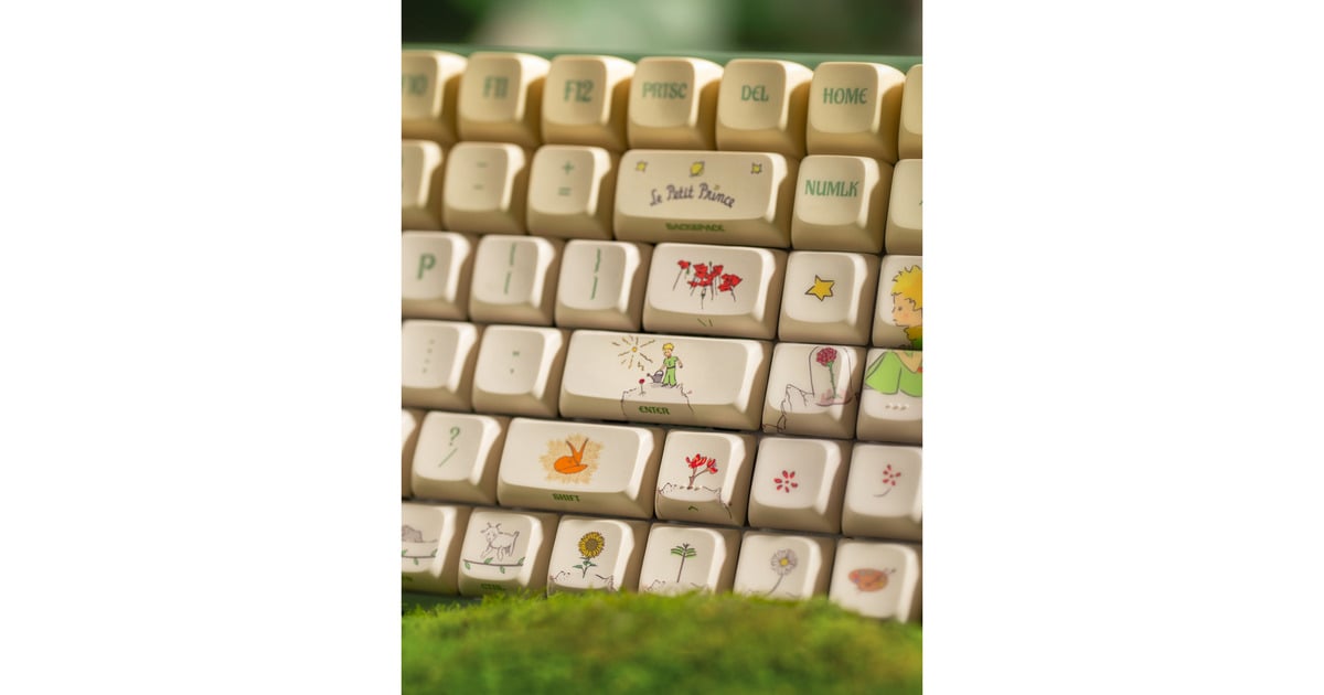 IqunixF97 Floral Date, gaming toetsenbord  (Groen/wit, US lay-out, IQUNIX Little Prince, RGB leds, 96%, Hot-swappable, PBT, 2.4GHz | Bluetooth 5.1 | USB-C)