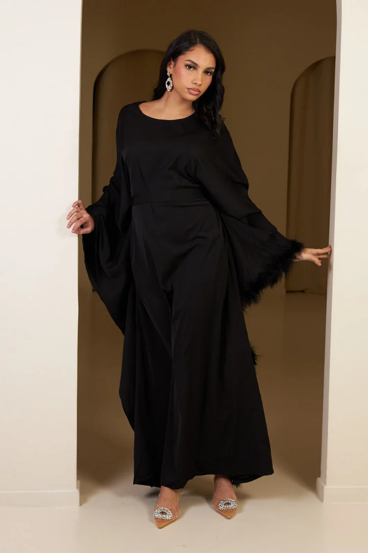 Abaya noire ceinturée à empiècement plume sur un côté