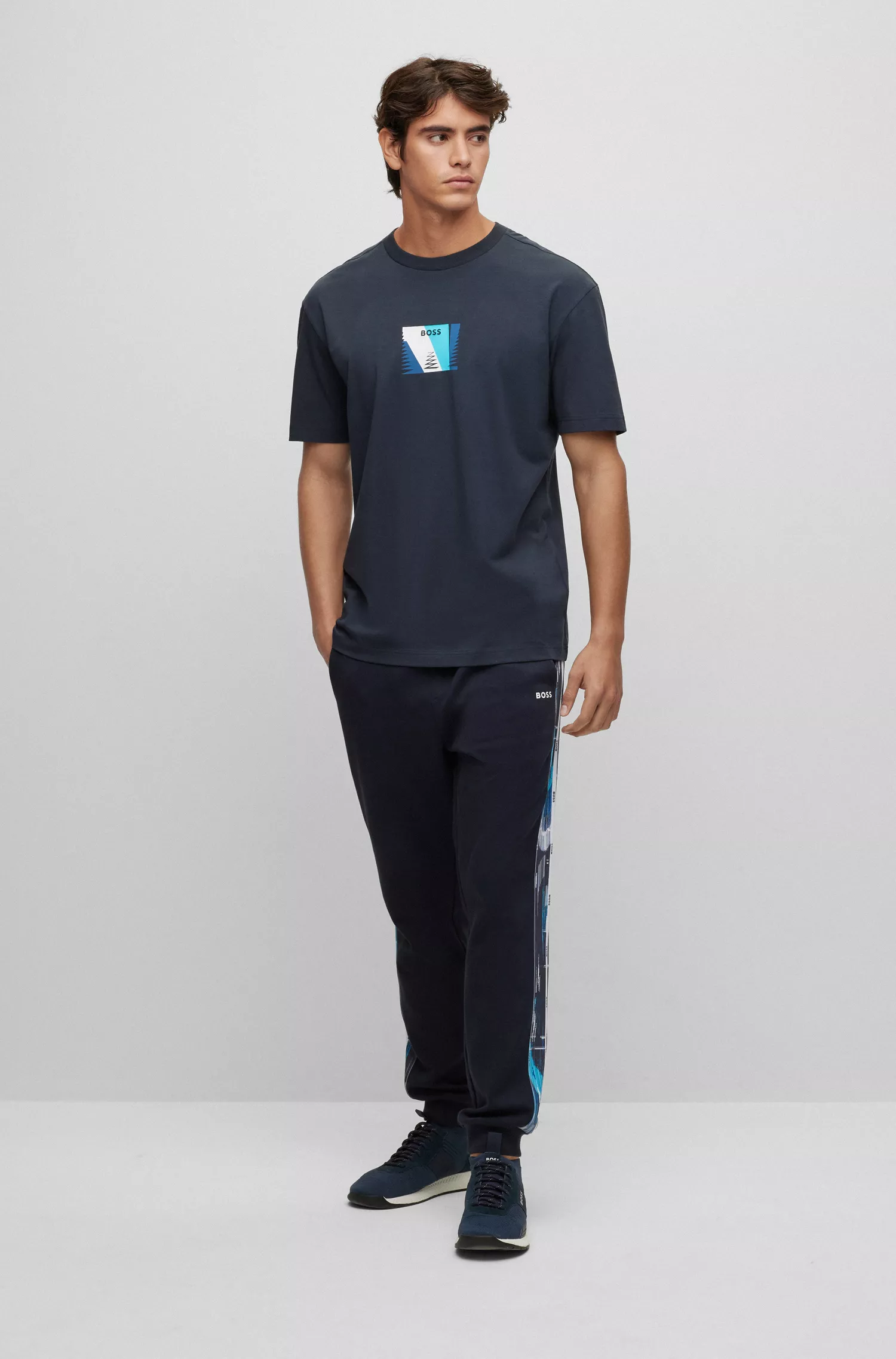 Camiseta BOSS verde, modelagem relaxada, em algodão elástico com estampa.