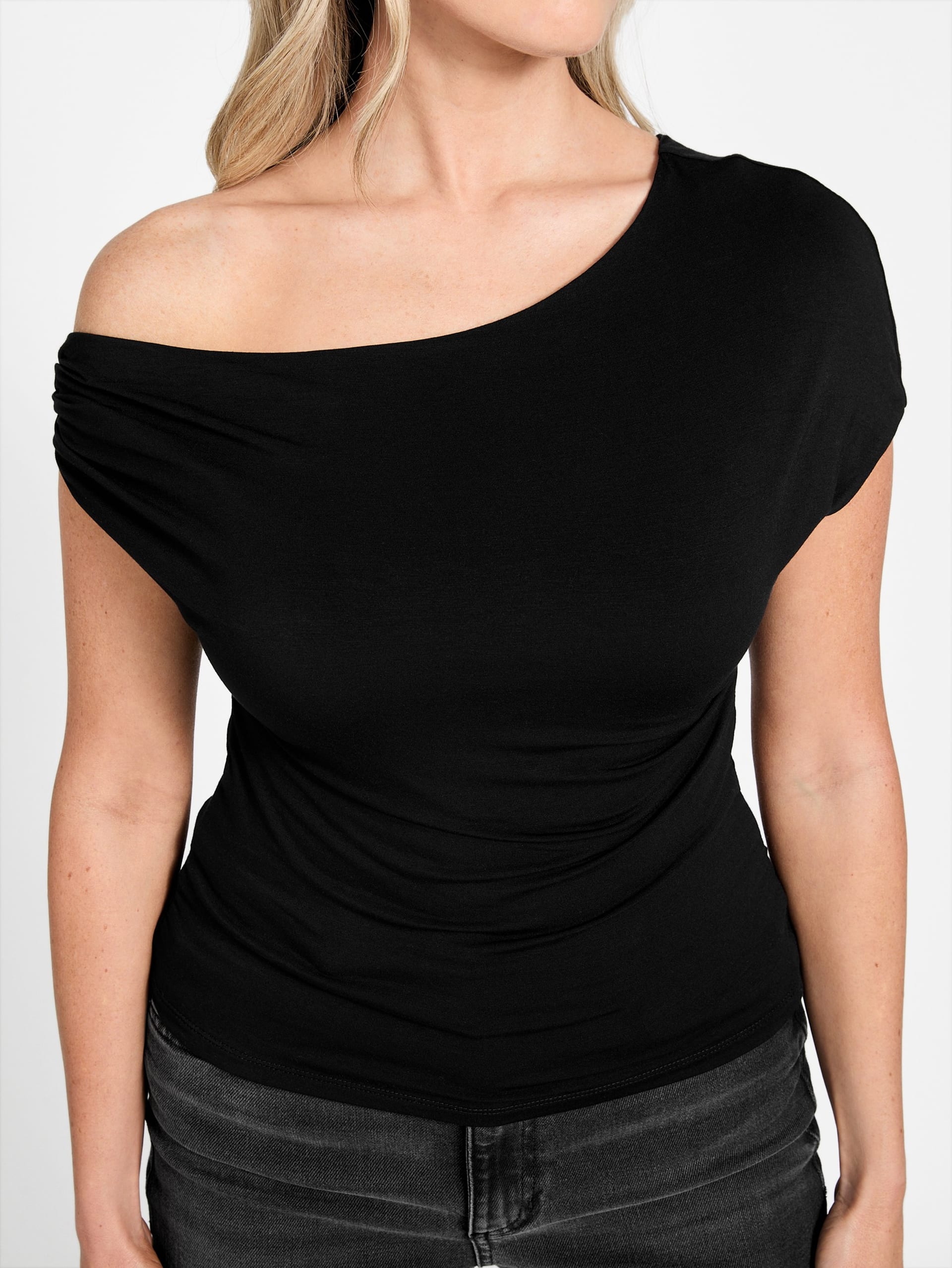 Blusa Eco Miraya com ombros à mostra