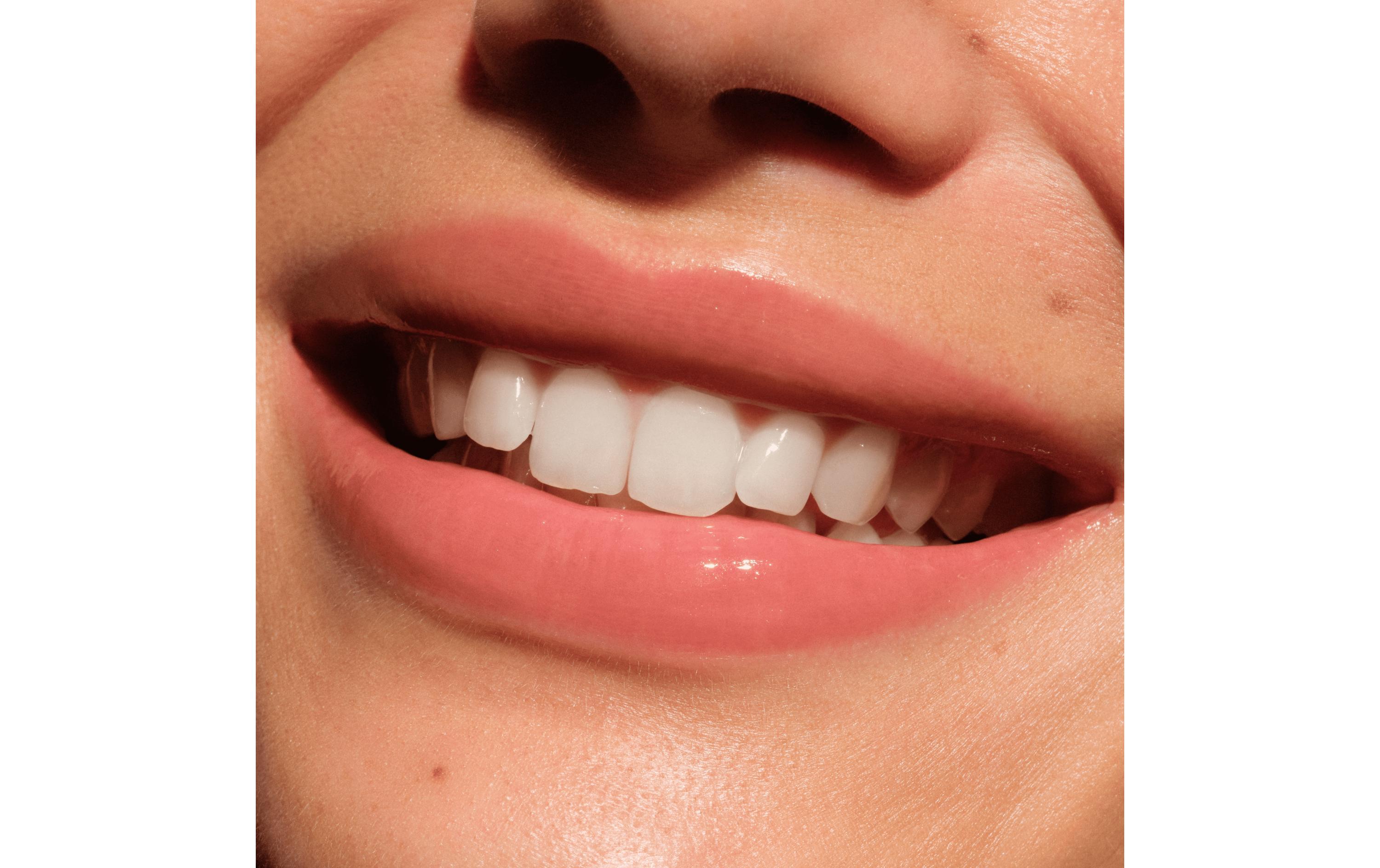 Lip Gloss Butter Drippin' Glossy 020 Maple LatteFeuchtigkeitsspendender, glänzender Lippenbalsam in zartem Rosa