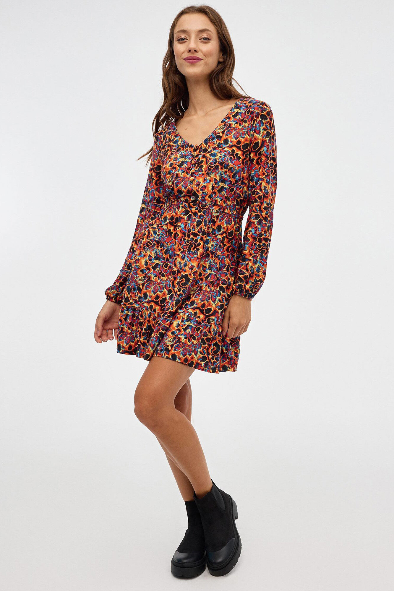 Vestido com estampa total e fechamento por botões
