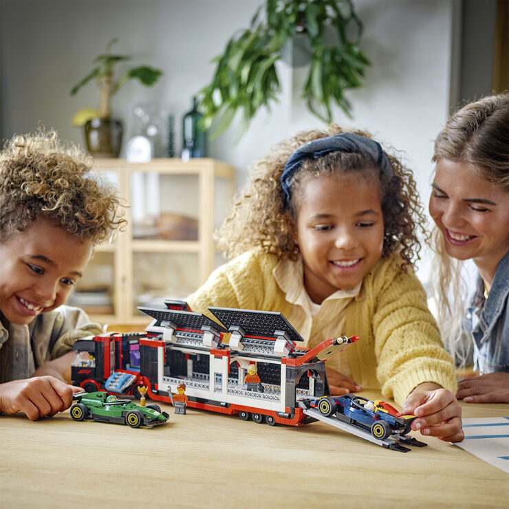 Lego F1-lastbil med RB20 og AMR24 F1-biler 60445