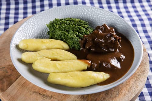 Rindfleisch mit Spinat und Kartoffelklößen von Petr Bureš