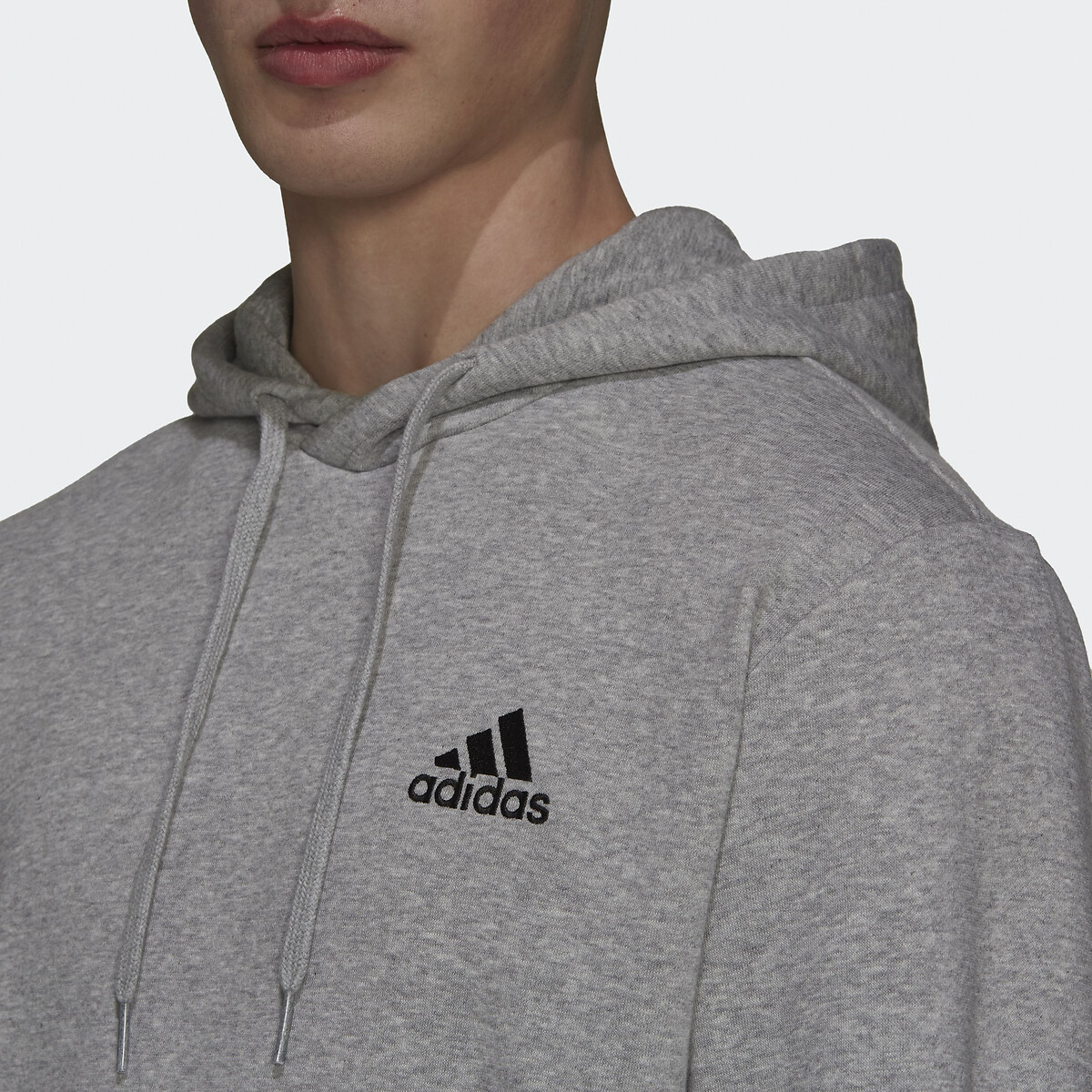 ADIDAS ROUPAS ESPORTIVAS<br>Moletom com capuz e logo pequeno