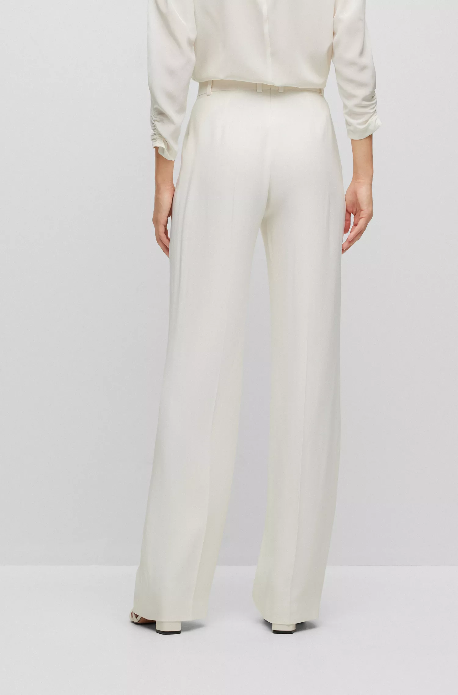 Calça BOSS preta, corte regular com perna boca de sino.
