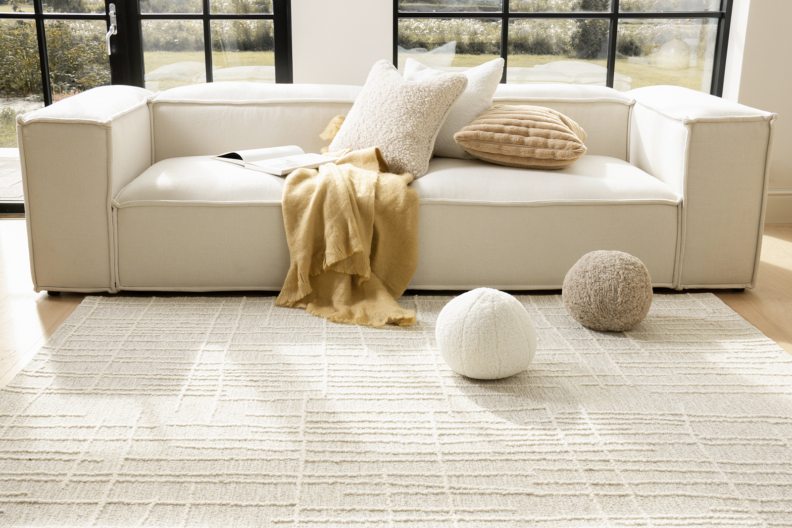 Box 3-seter Tekstil Jenny R1R1 Offwhite med sorte ben