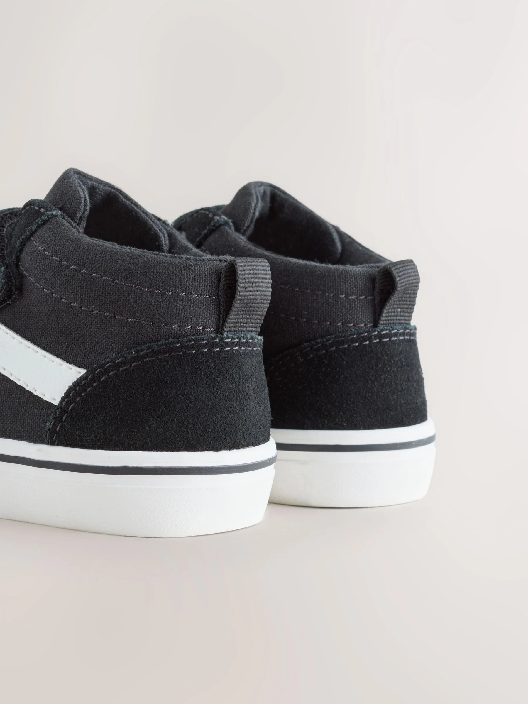 Zwart - Suède hoge sneakers met klittenbandsluiting