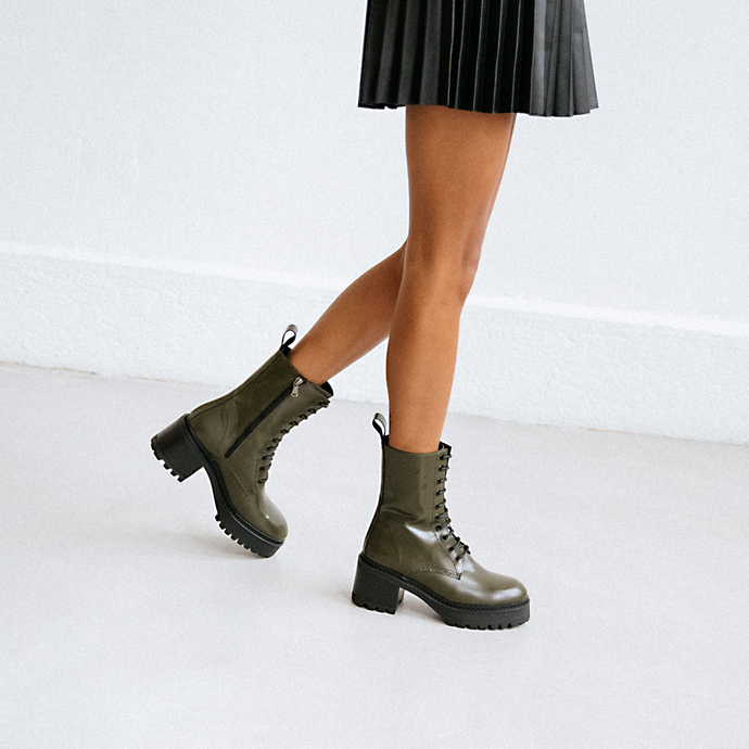 Boots à plateformes et lacets  en cuir glacé kaki