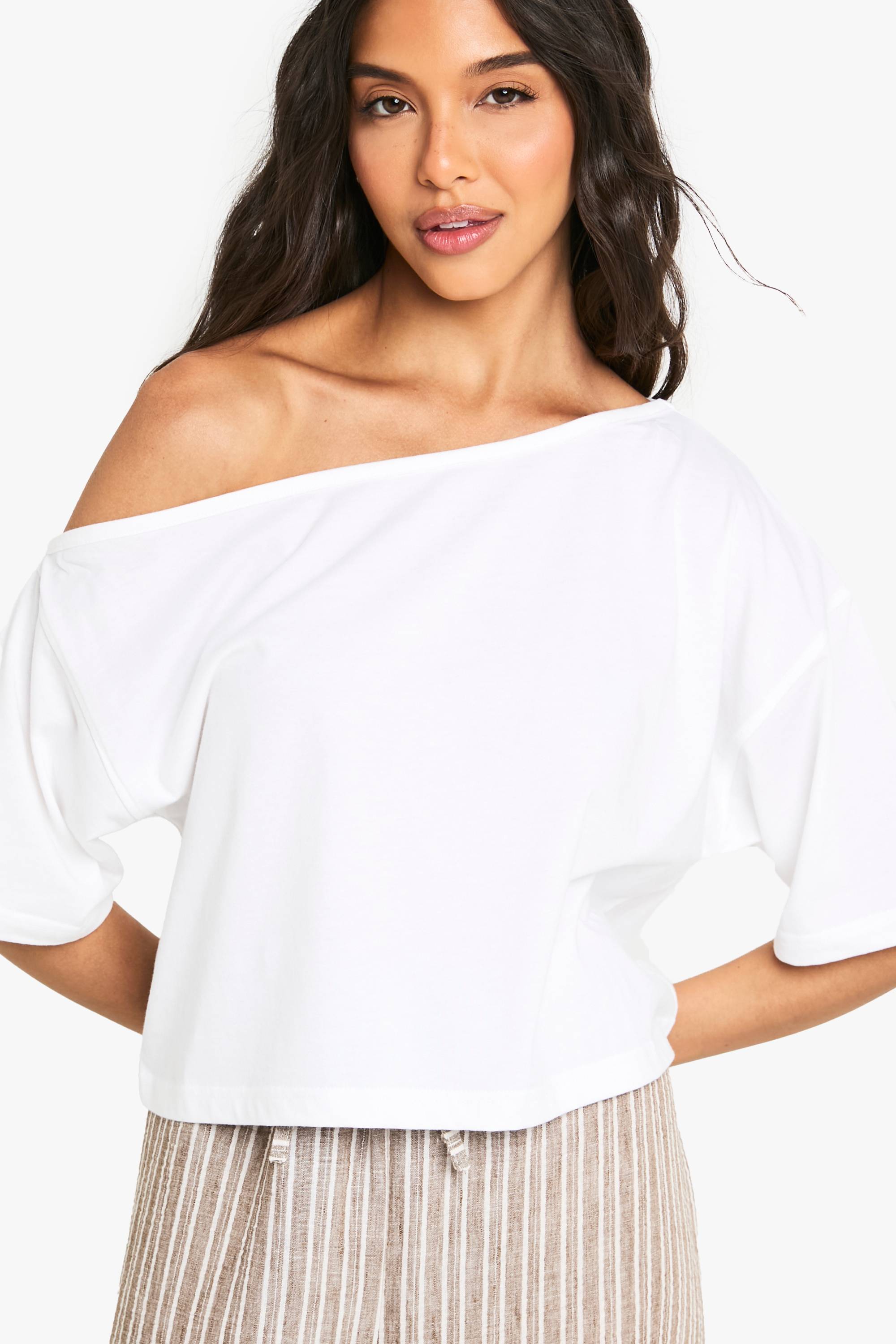 boohoo T-shirt crop boxy à épaules dénudées