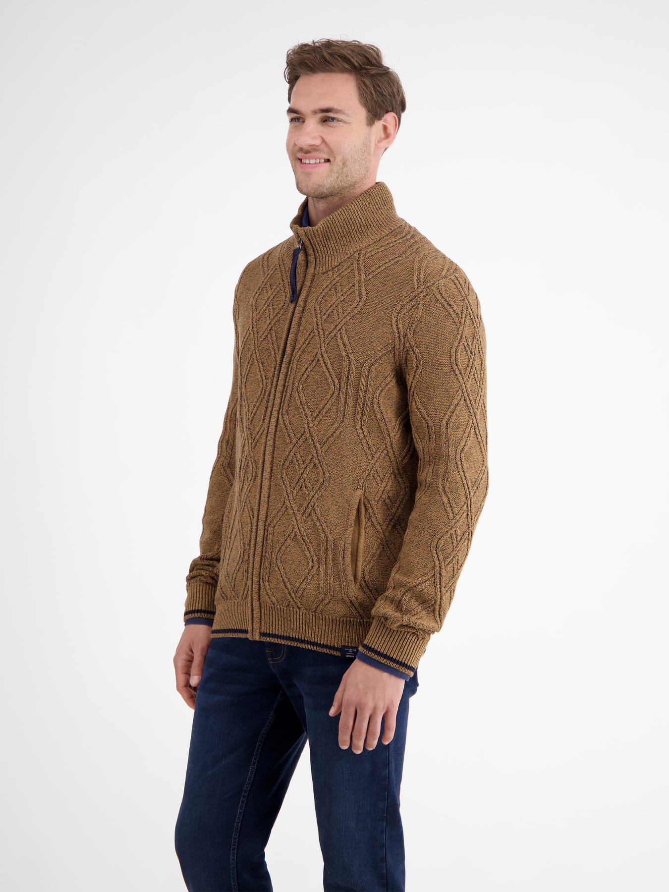 Herren-Strickjacke mit Zopfmuster