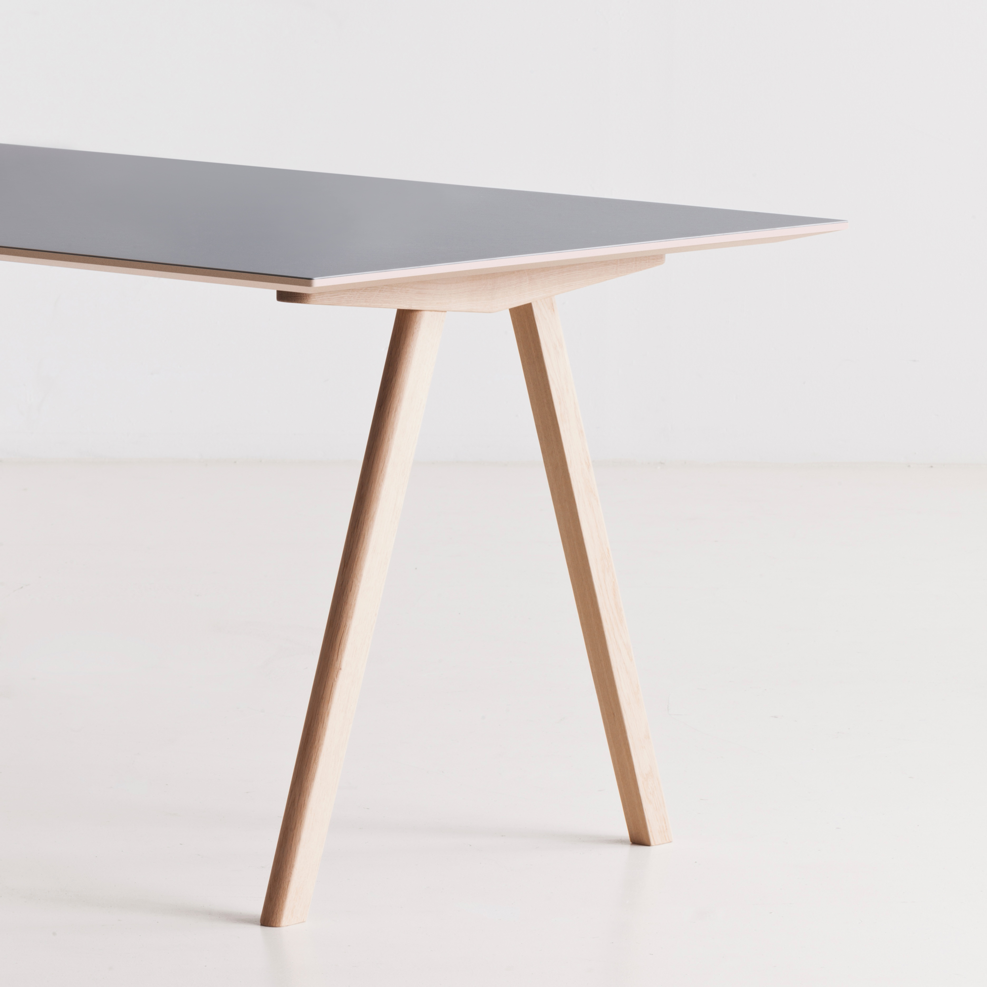 Bureau CPH10 mat eiken gelakt onderstel linoleum grey