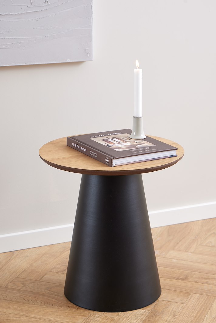 Soli Sofabord Ø45cm. Lakkert eikefinér topp og søylebase med matt sort pulverlakk.