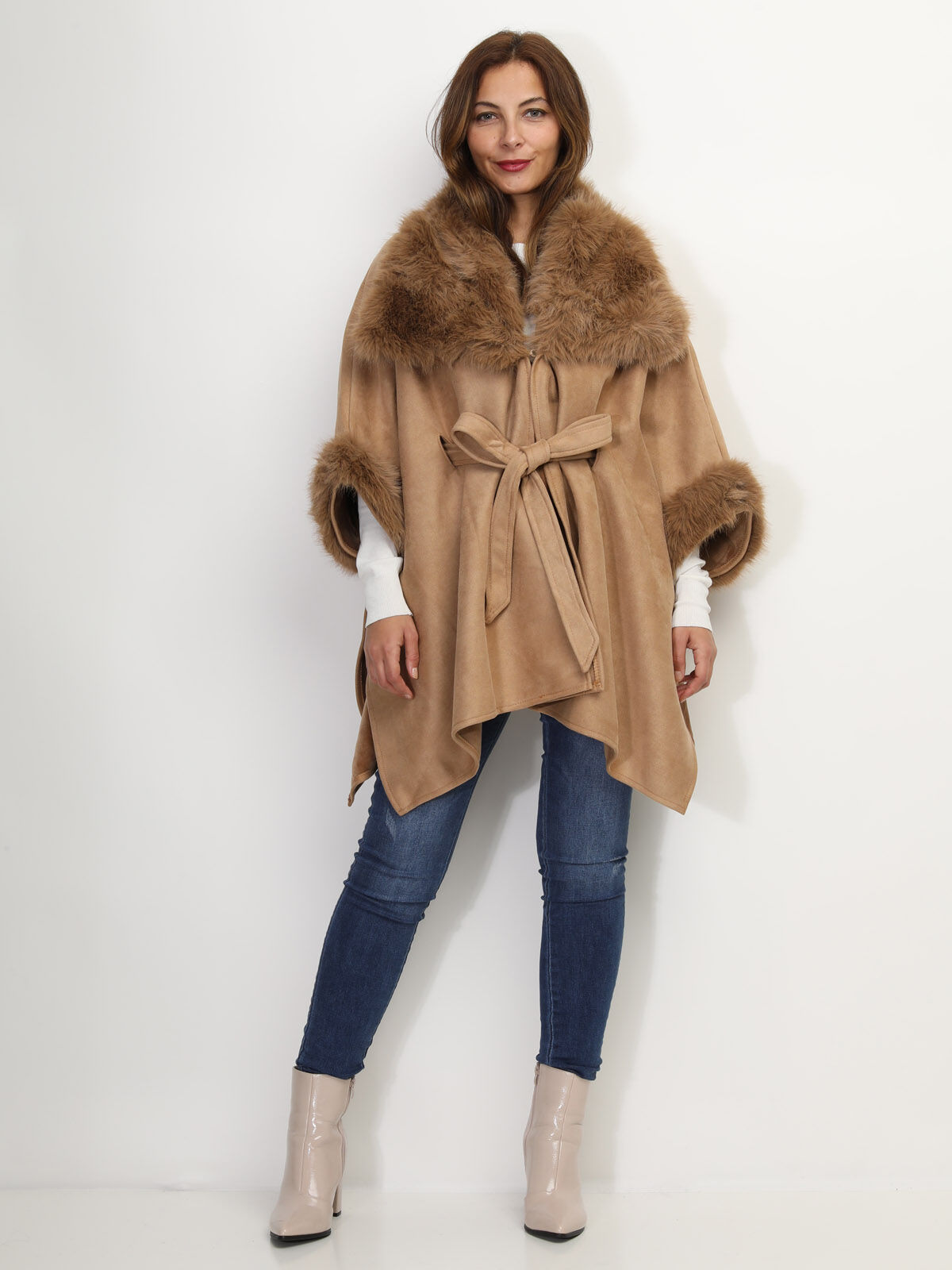 Poncho ceinturé à détails fausse fourrure- Camel