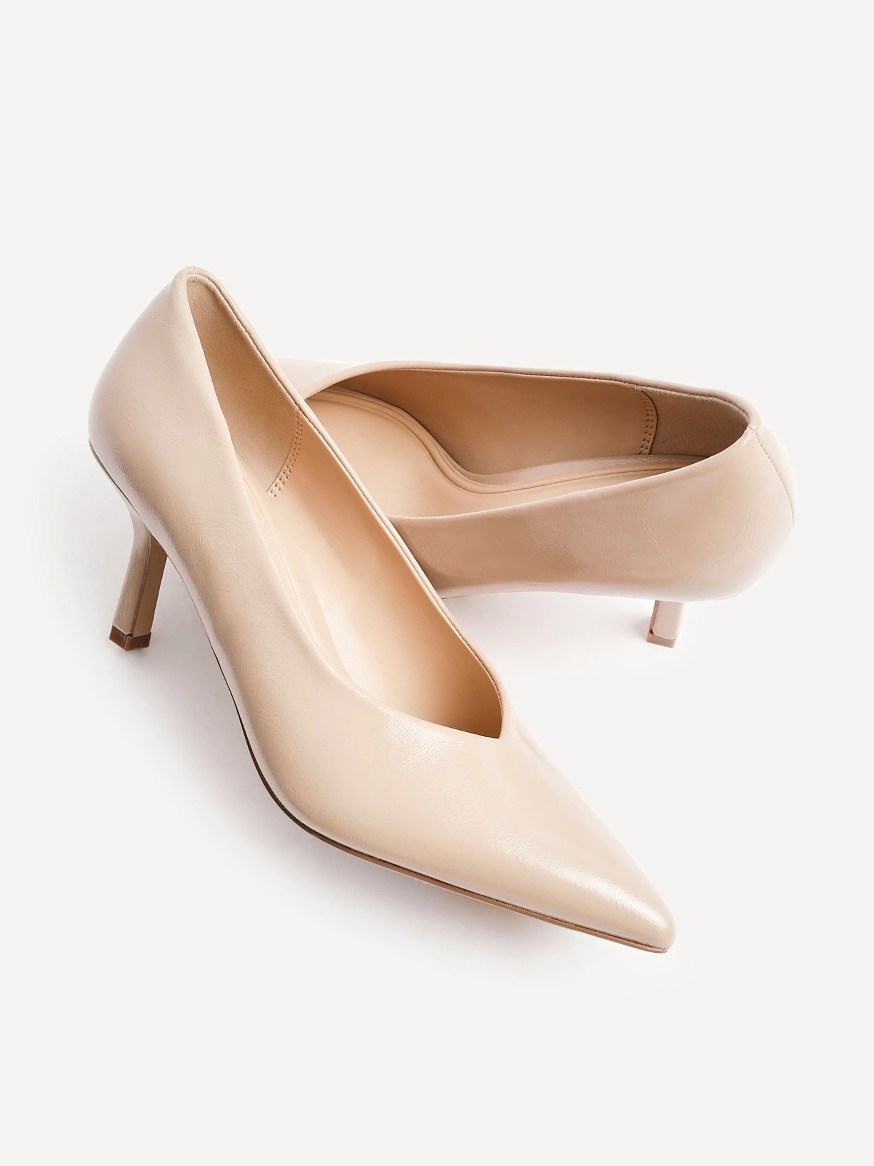 Licht beige - Linzi Bellamy V-Shaped Closed Toe Court Heels