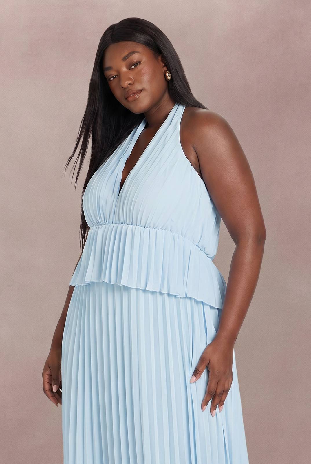 boohoo Robe Maxi Plissée Grande Taille À Col Licou Avec Volants