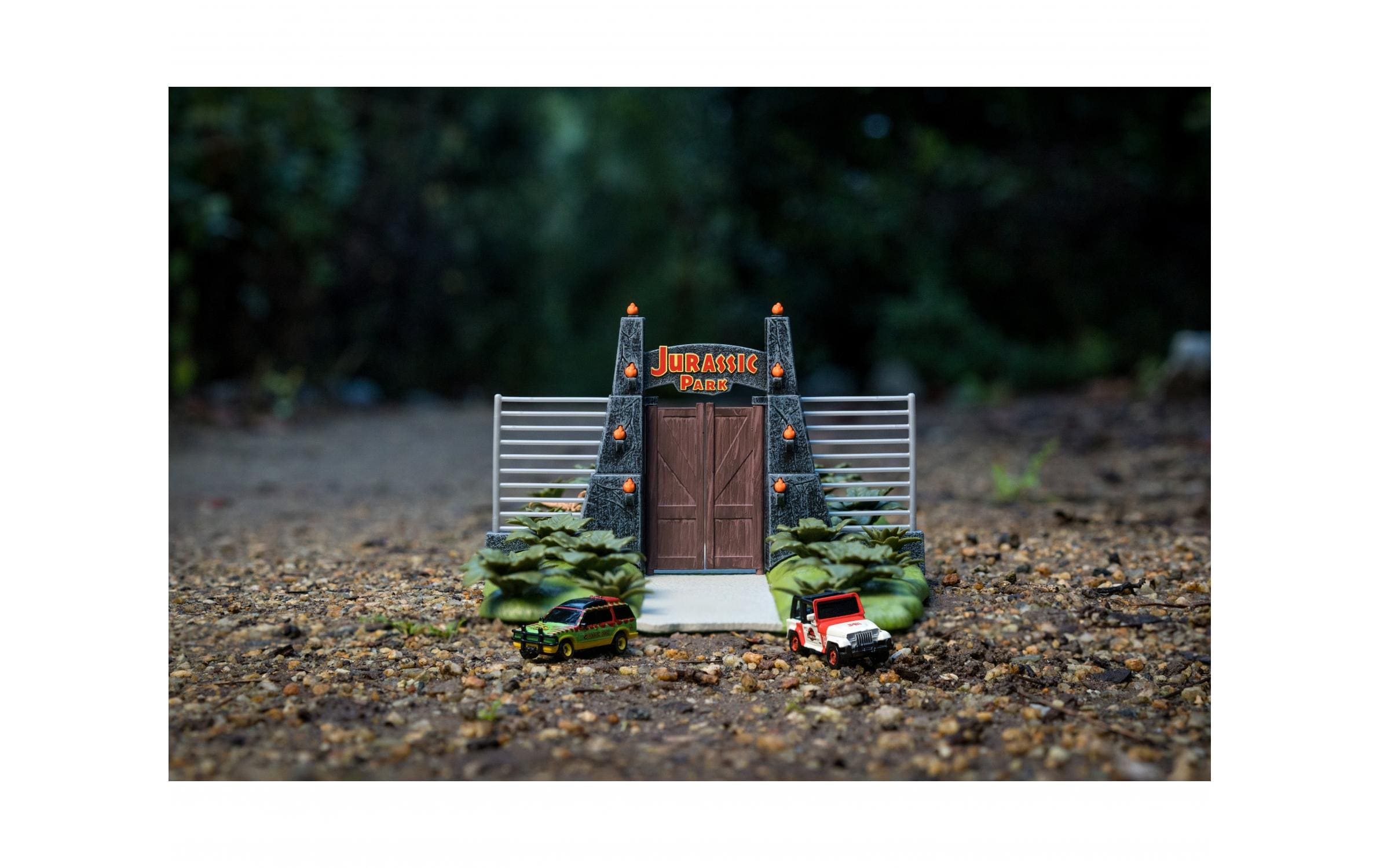 Jurassic World Diorama mit 2 Nano CarsJurassic World Nano Szene Diorama mit zwei Modellautos