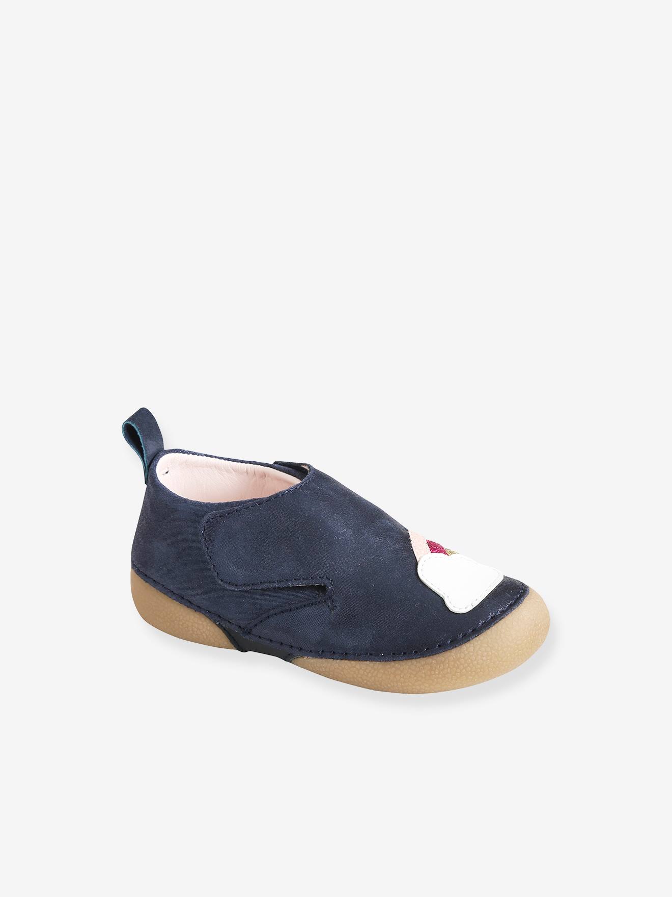 Pantufas de bebê em couro claro, lisas em azul escuro com estampas.