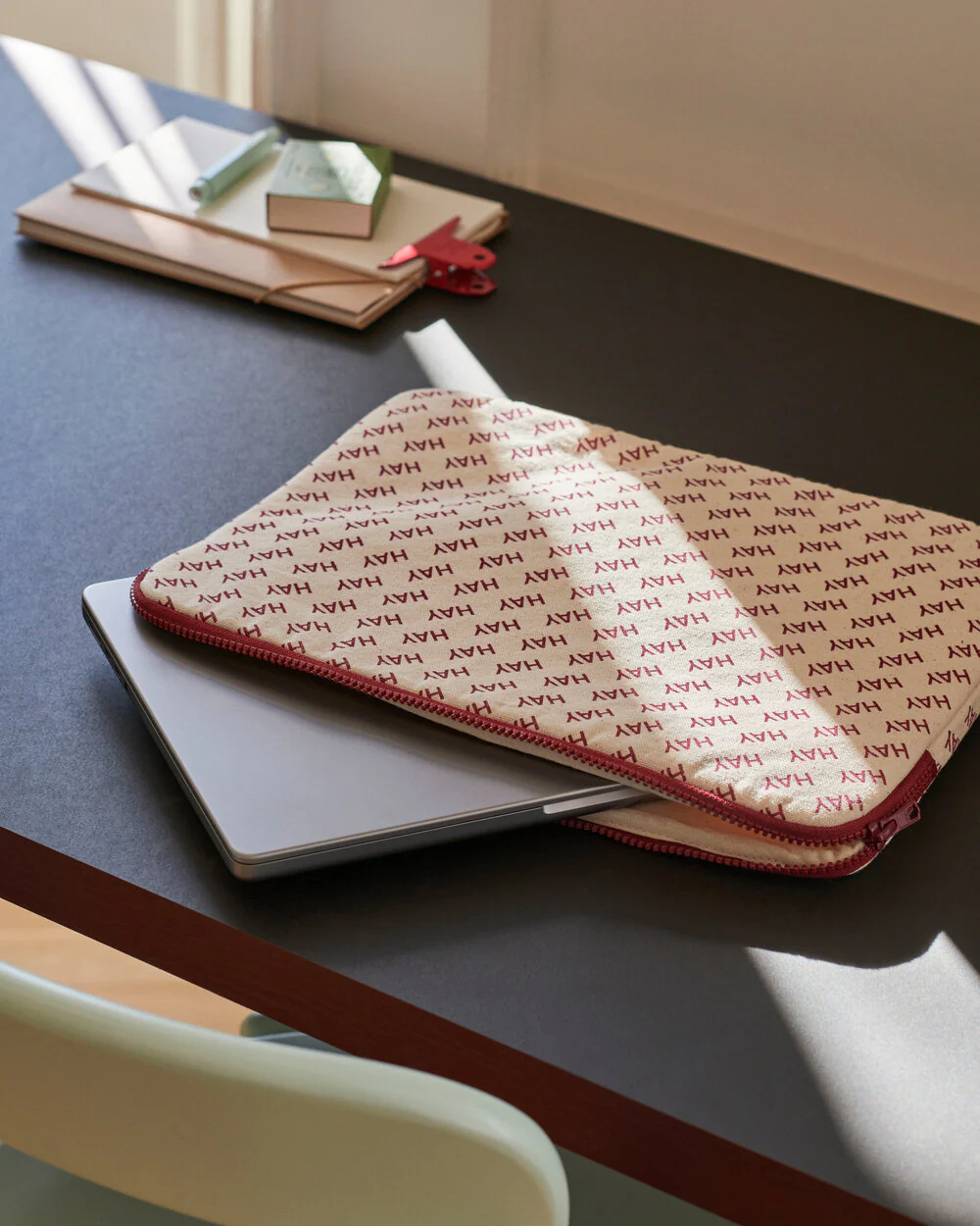 HAY  Logo computer sleeve - Burgundy