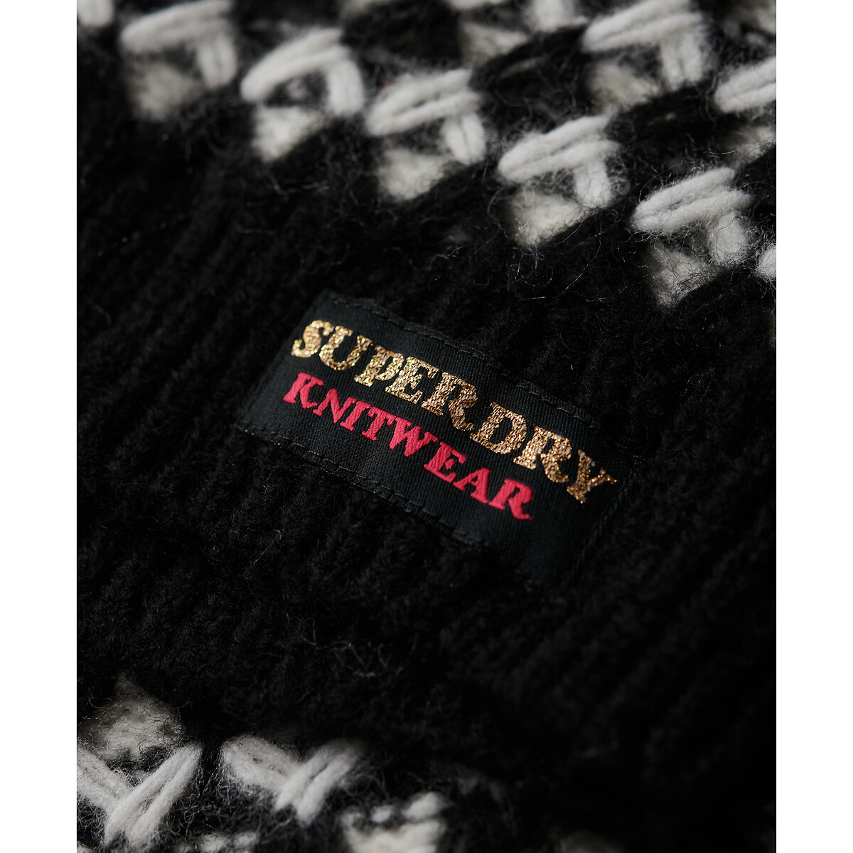 SUPERDRY<br>Suéter cropped com gola alta e estampas gráficas