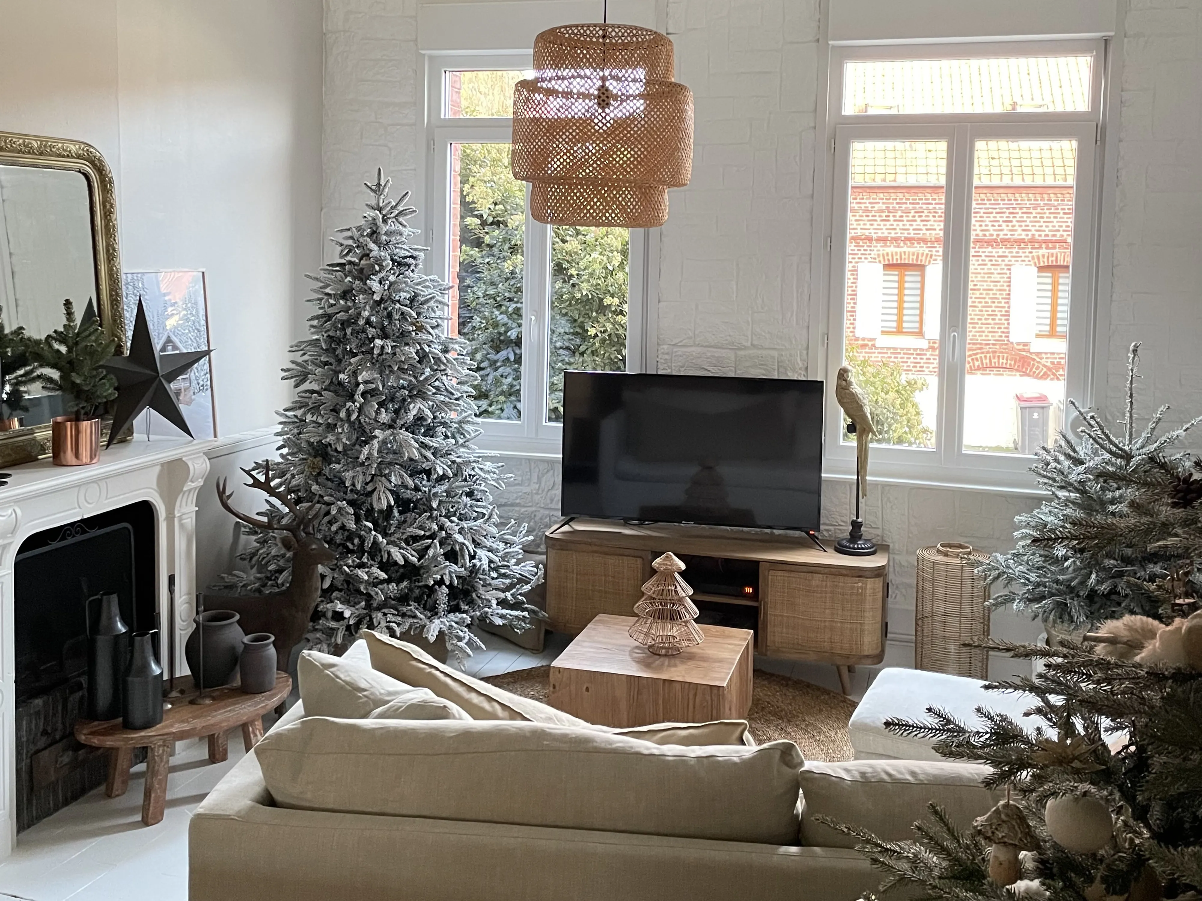 Besneeuwde kunstkerstboom BASSIE 210 cm Wit