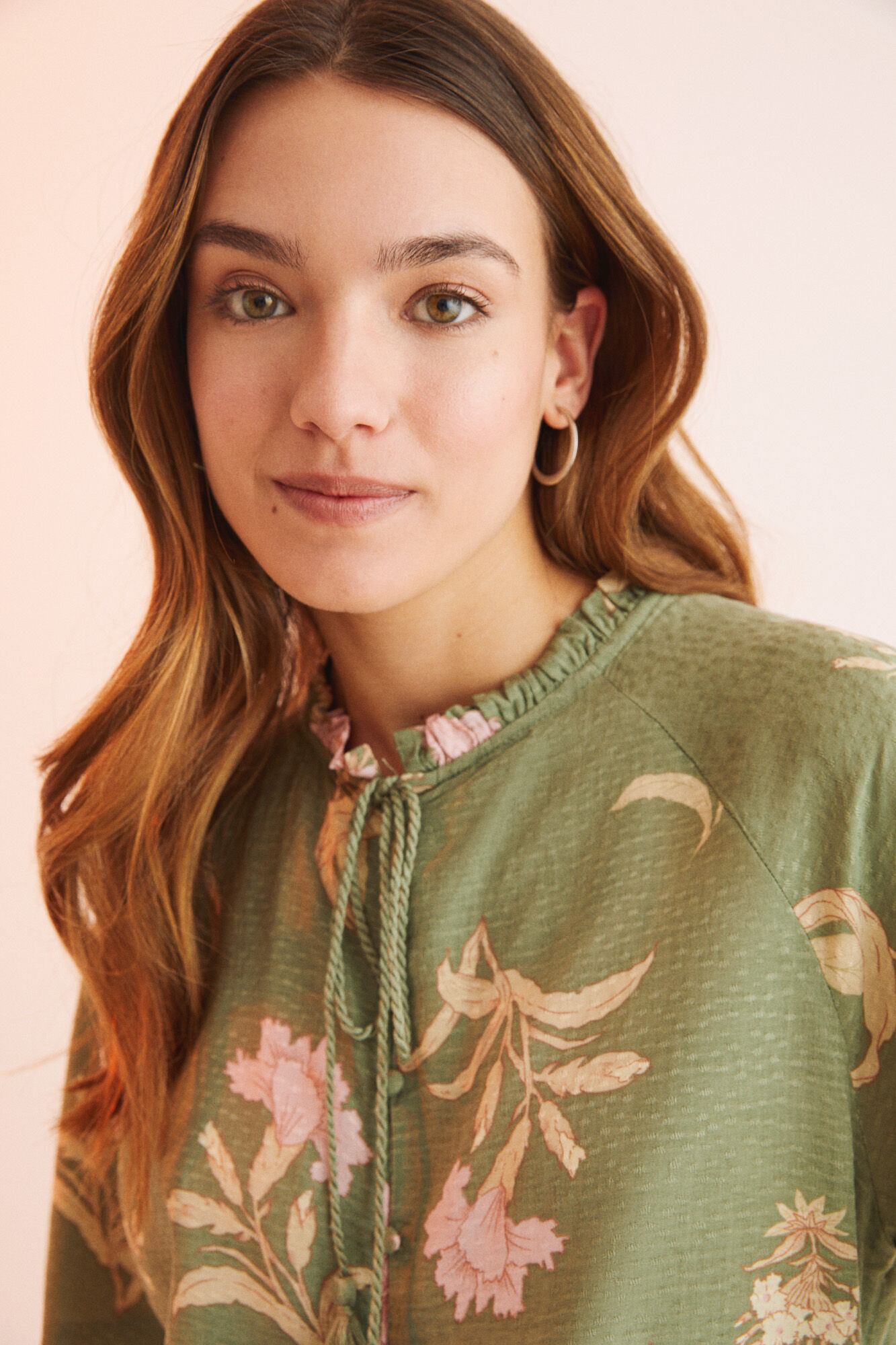 Conjunto de pijama floral verde com calça capri - estampa