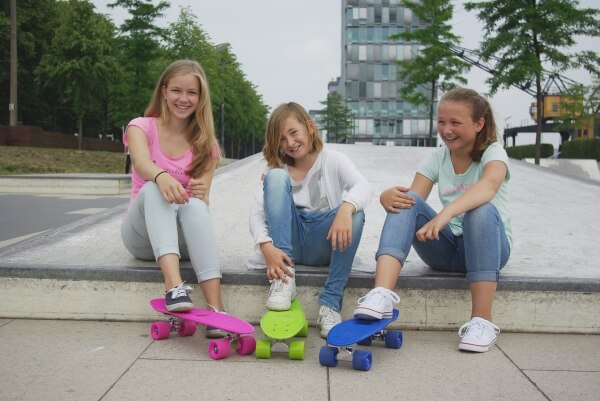 Hudora 12137 - Skateboard Retro Sky Blue, ca. 57x15 cm, ab 6 Jahren
