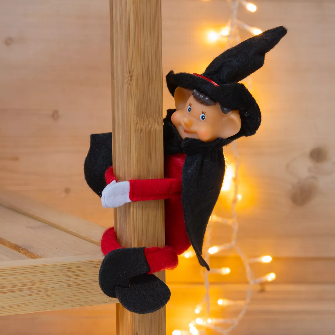 Lutin farceur (H25 cm) Adrien magicien les mains scratchées