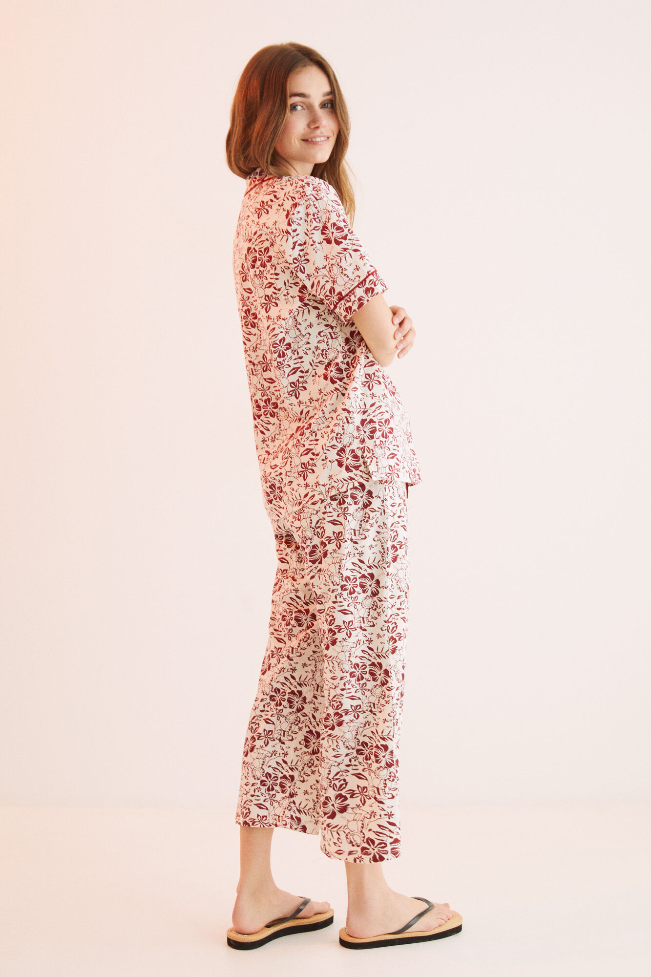 Pijama longo estilo camisa, 100% algodão, com estampa.