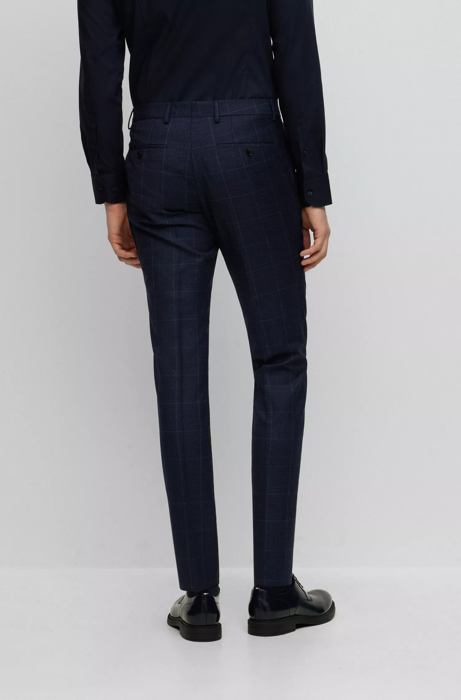 Terno BOSS preto de três peças, extra slim fit, em lã virgem.