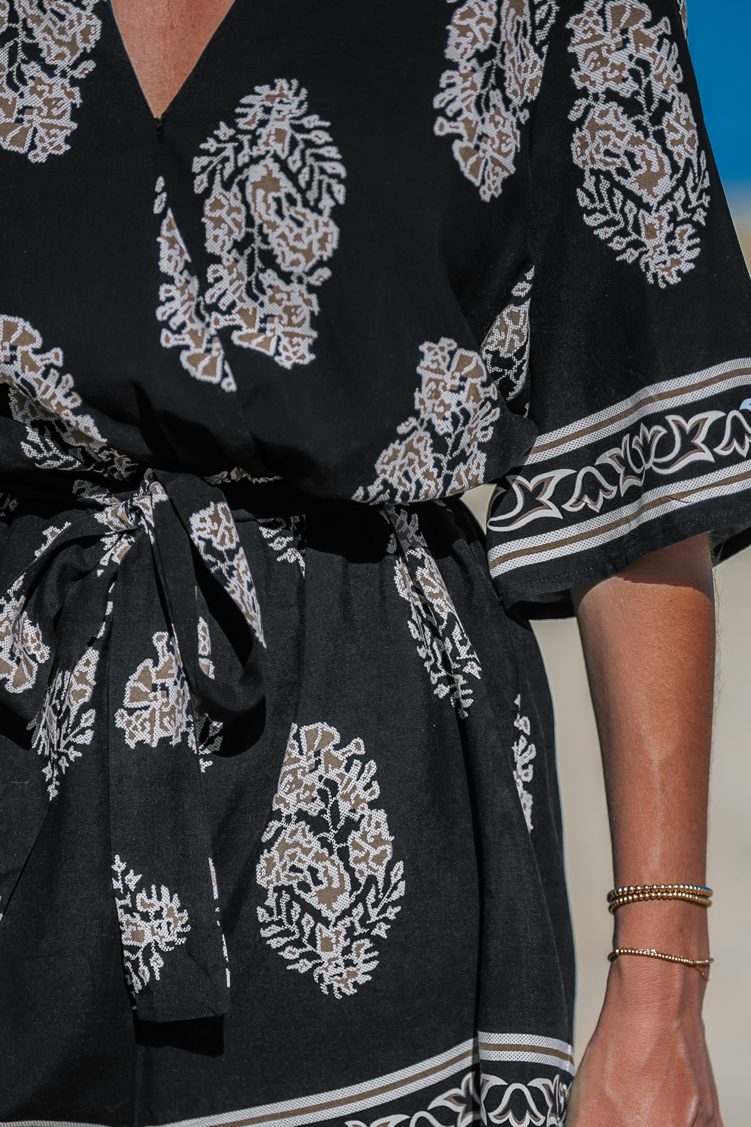 Combishort ample avec col surplis à fleurs abstrait