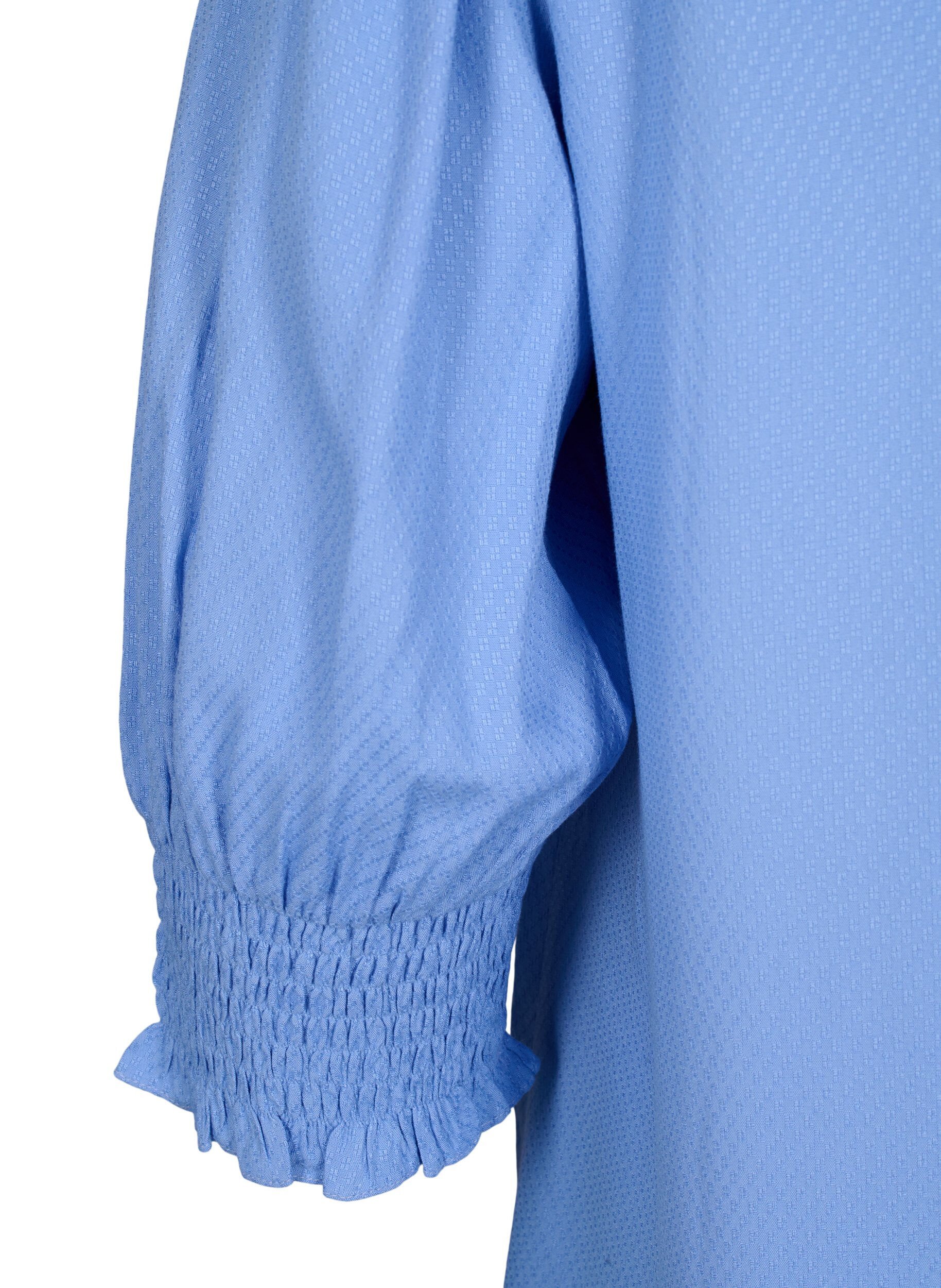 Viskosebluse med smock og flæsedetalje