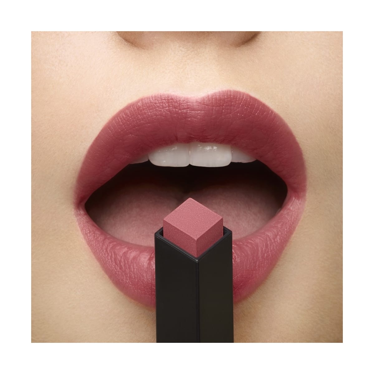 YVES SAINT LAURENT Rouge Pur Couture The Slim Glow Matte Rouge à lèvres mat lumineux. Confort longue durée. Couleur couture