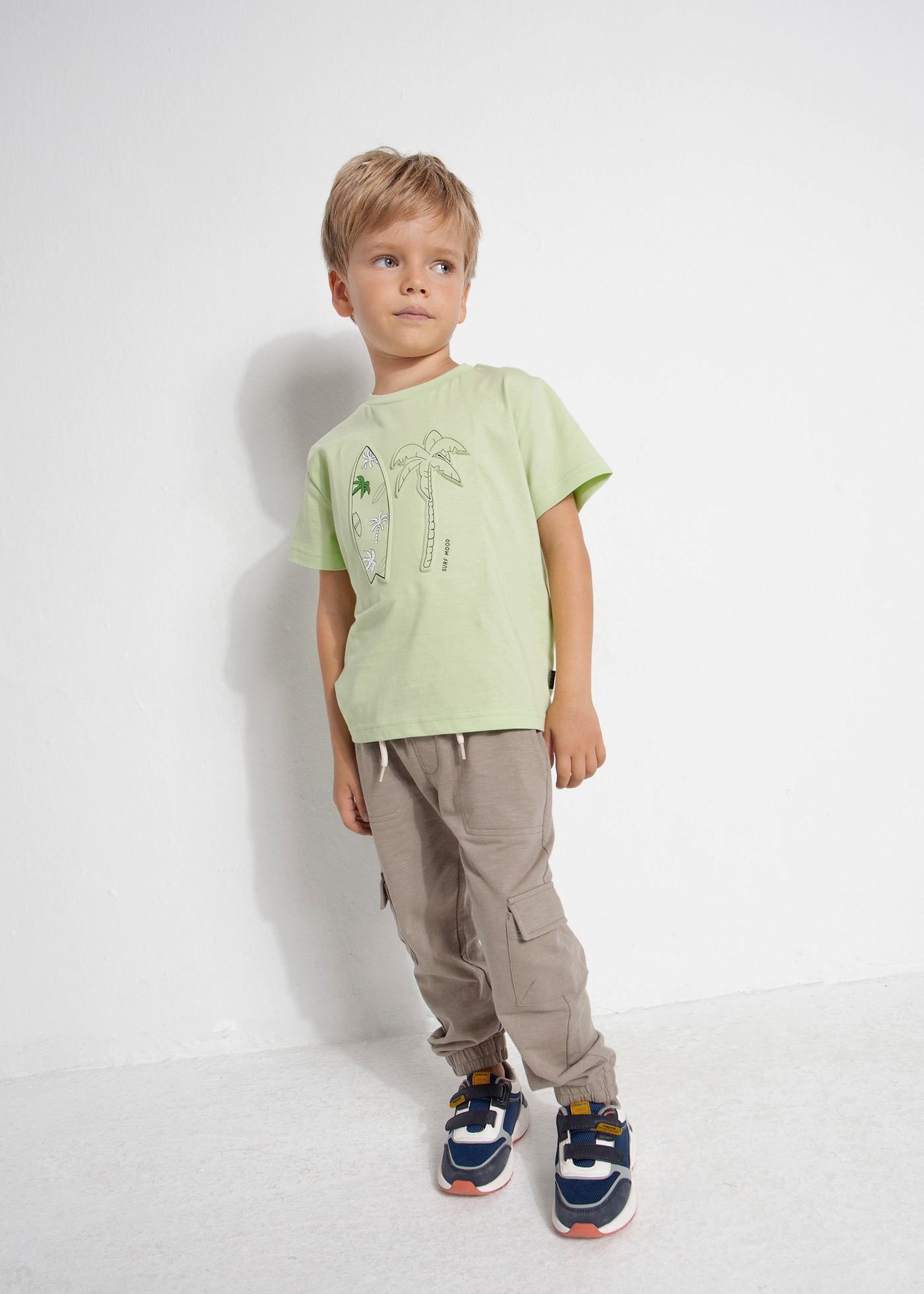 Camiseta infantil masculina em algodão sustentável com estampa.