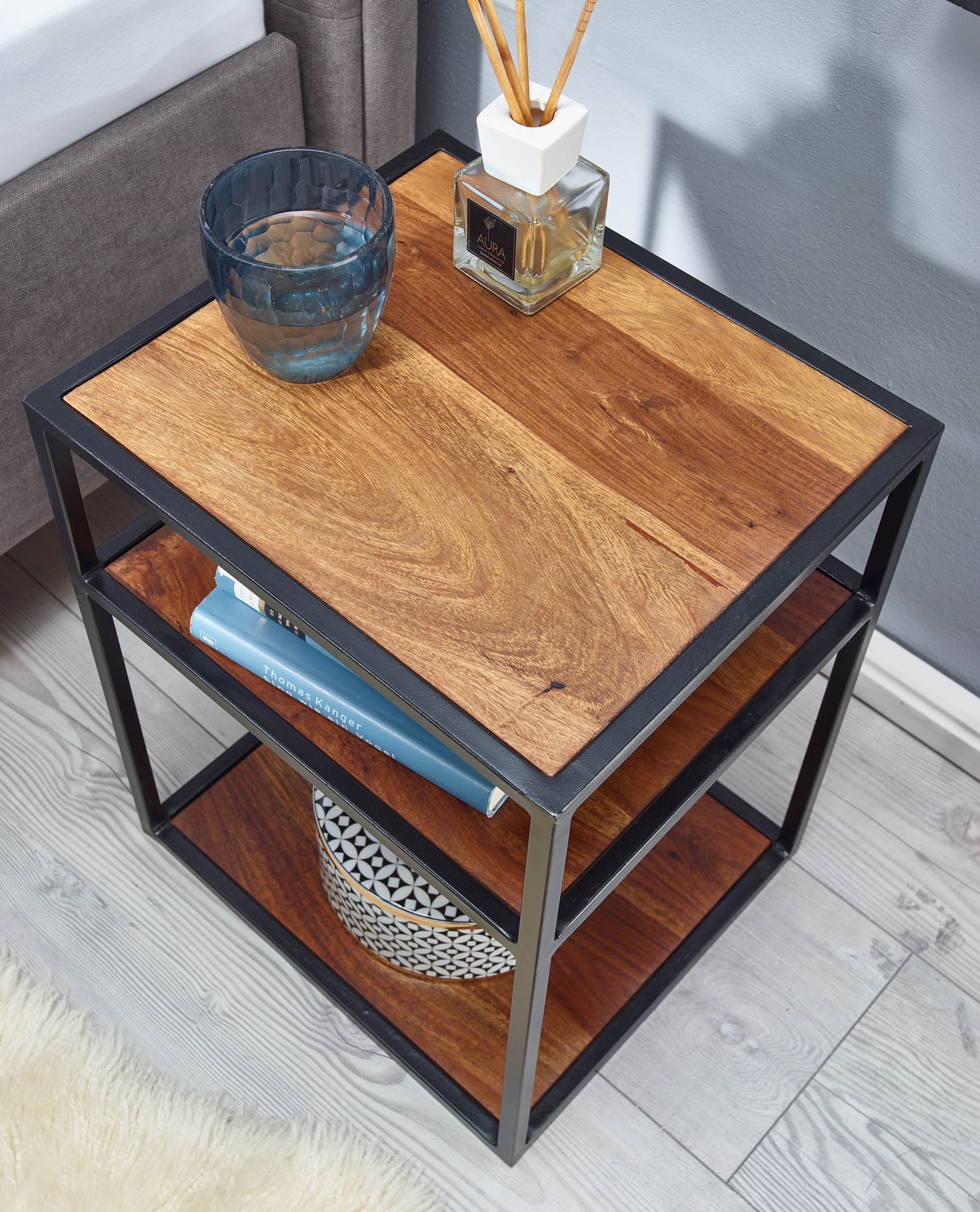 KADIMA DESIGN Massiver Sheesham-Holz Nachttisch, Industrie-Stil, 3 Ablagen, 40x50x35 cm