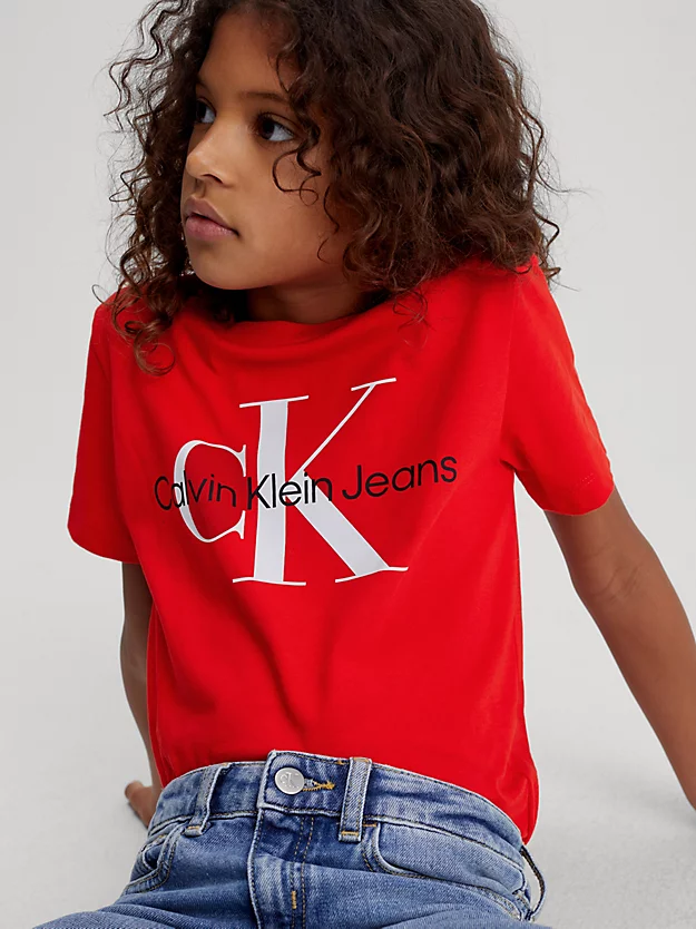 Camiseta infantil com logotipo