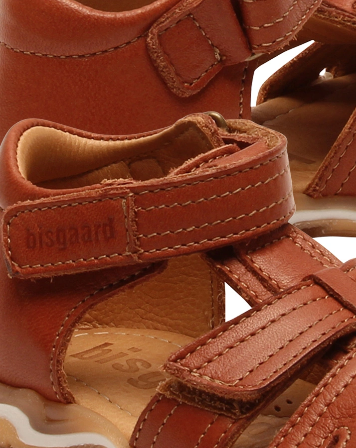 Sandalen ANNI mit Zehenschutz in cognac
