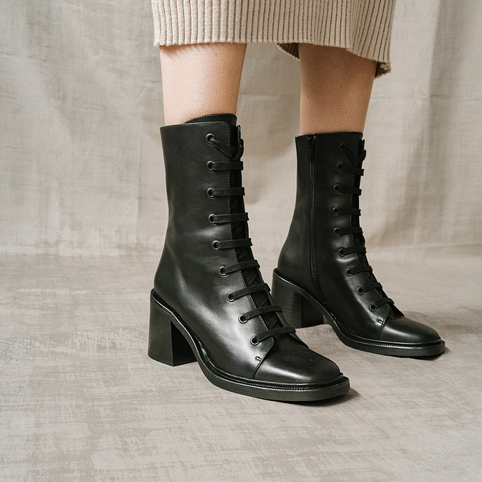 Bottines à talons et lacets  en cuir noir