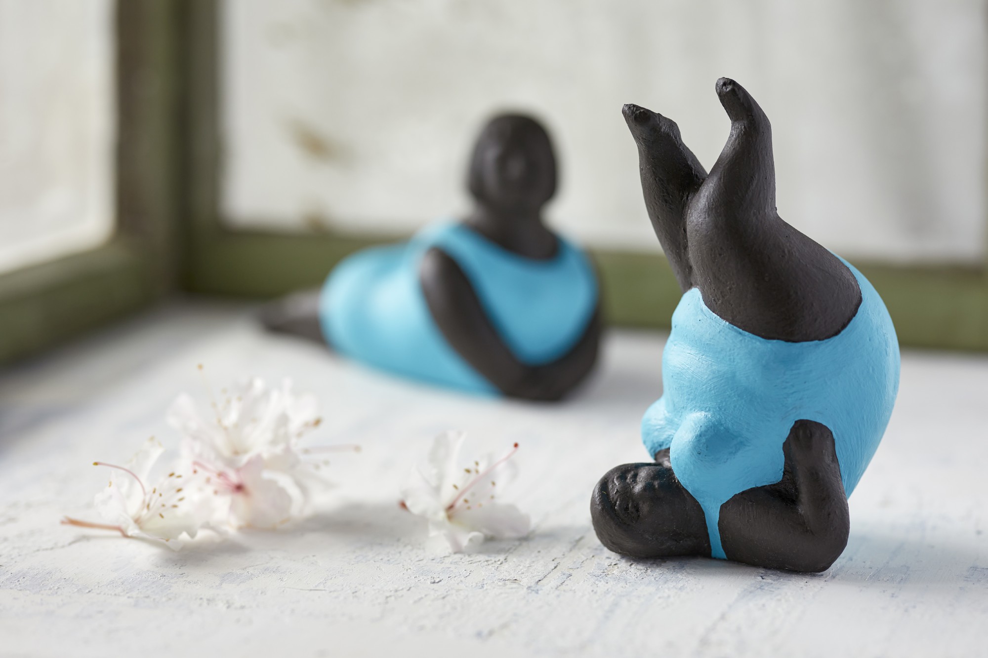 Zementfigur 'Yoga Lady', blau, schwarz, H 14 cm, B 8 cm, T 8 cm günstig bestellen