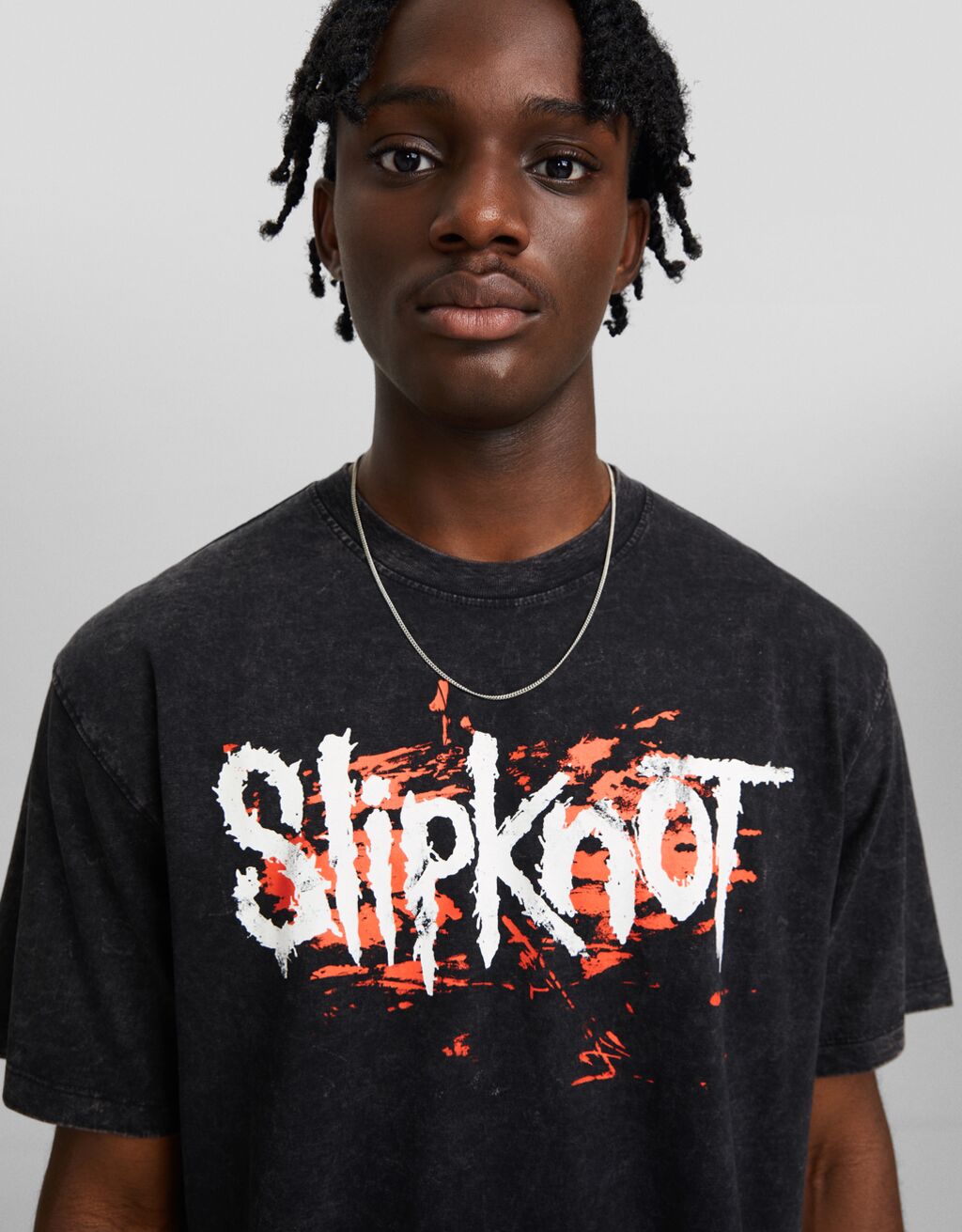 Camiseta Slipknot com estampa, mangas curtas e modelagem quadrada.