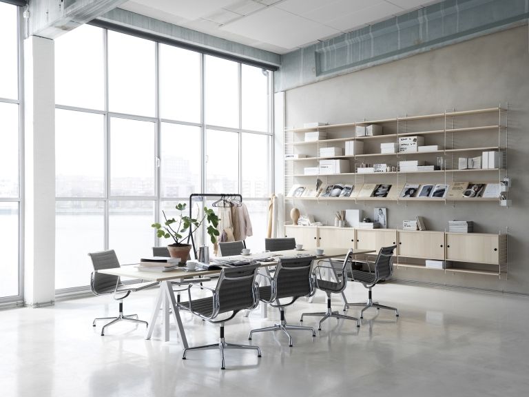 Vitra EA 104 stoel leder nero, onderstel verchroomd