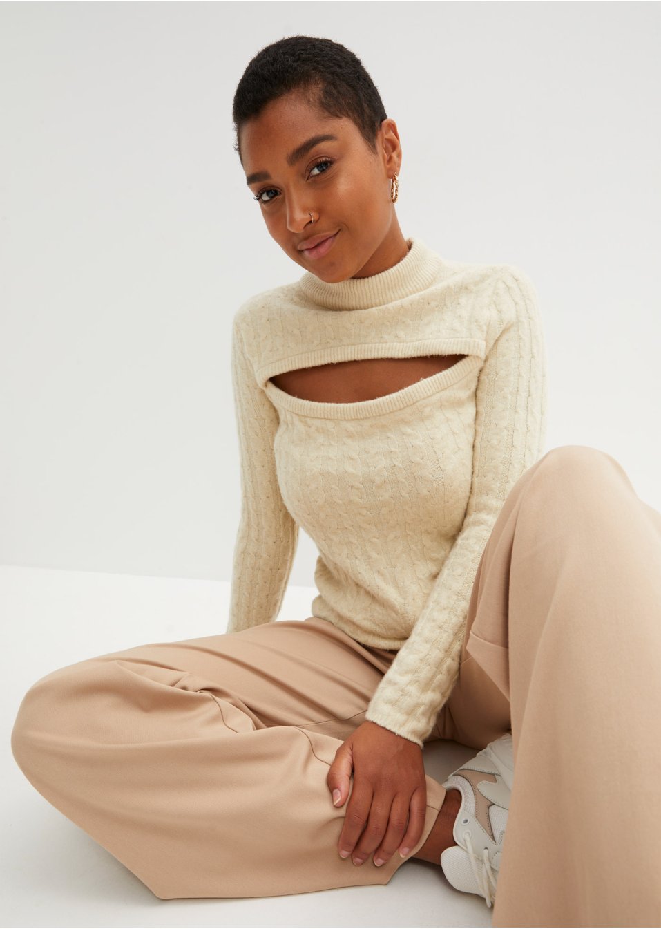 Pull  avec torsades et découpes