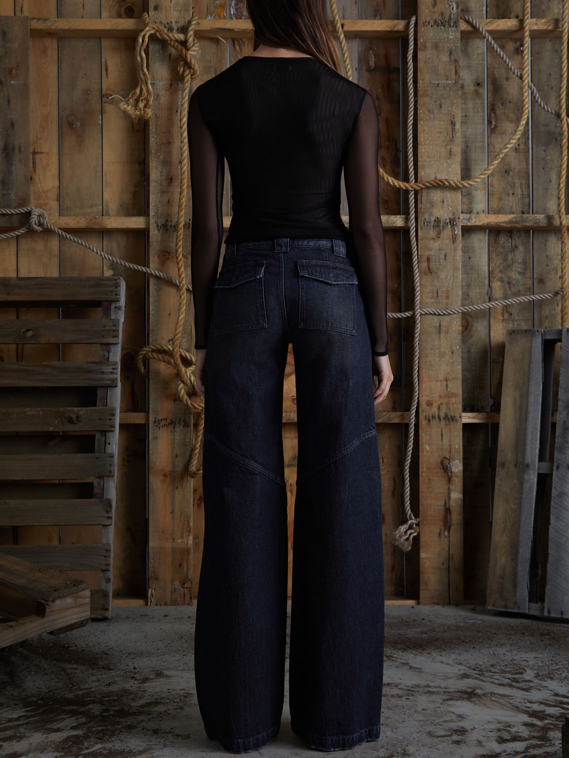 calças jeans de cintura baixa e pernas largas