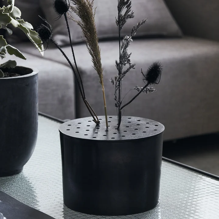 House Doctor - Flow Vase mit Lochdeckel 30 x 10 x 14 cm, browned brass