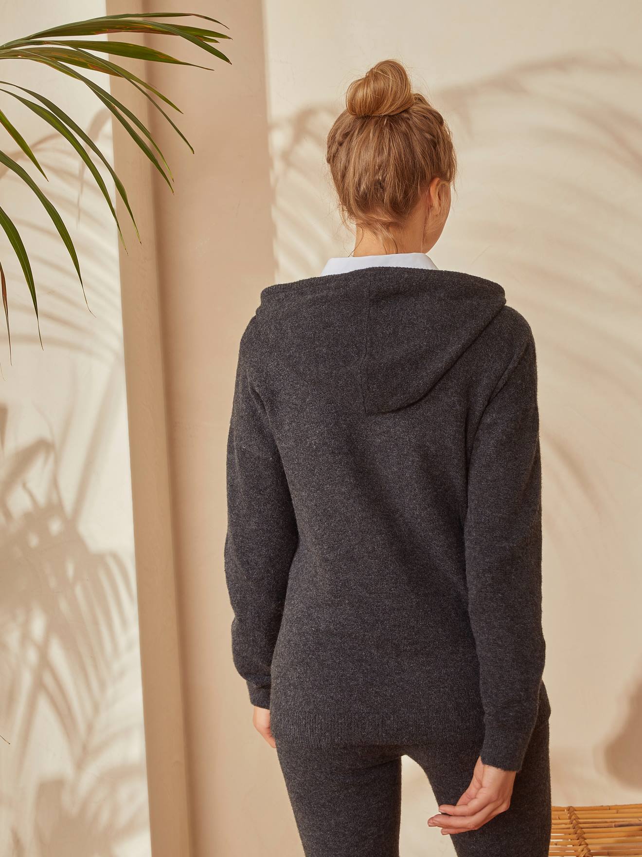 Conjunto de 2 peças de roupa de maternidade e amamentação lisas em tom cinza escuro.