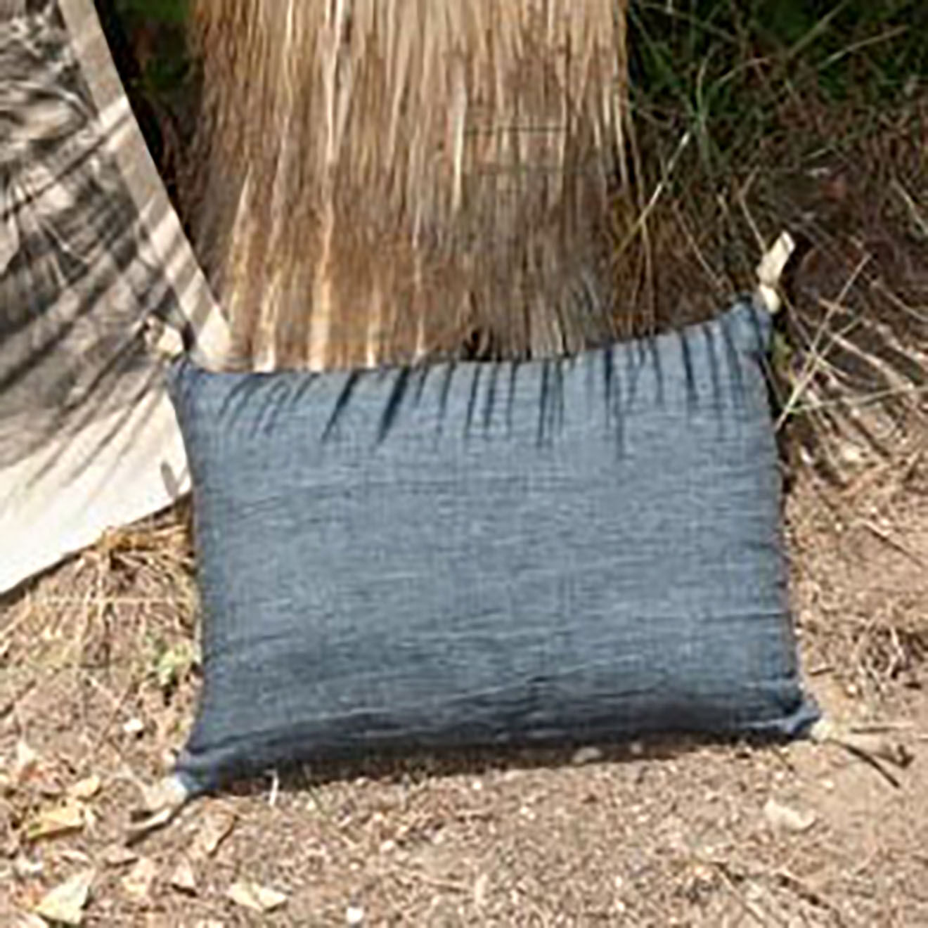 En Fil d'Indienne Housse de coussin Varanasi tweed de lin bleu - 25x35 cm