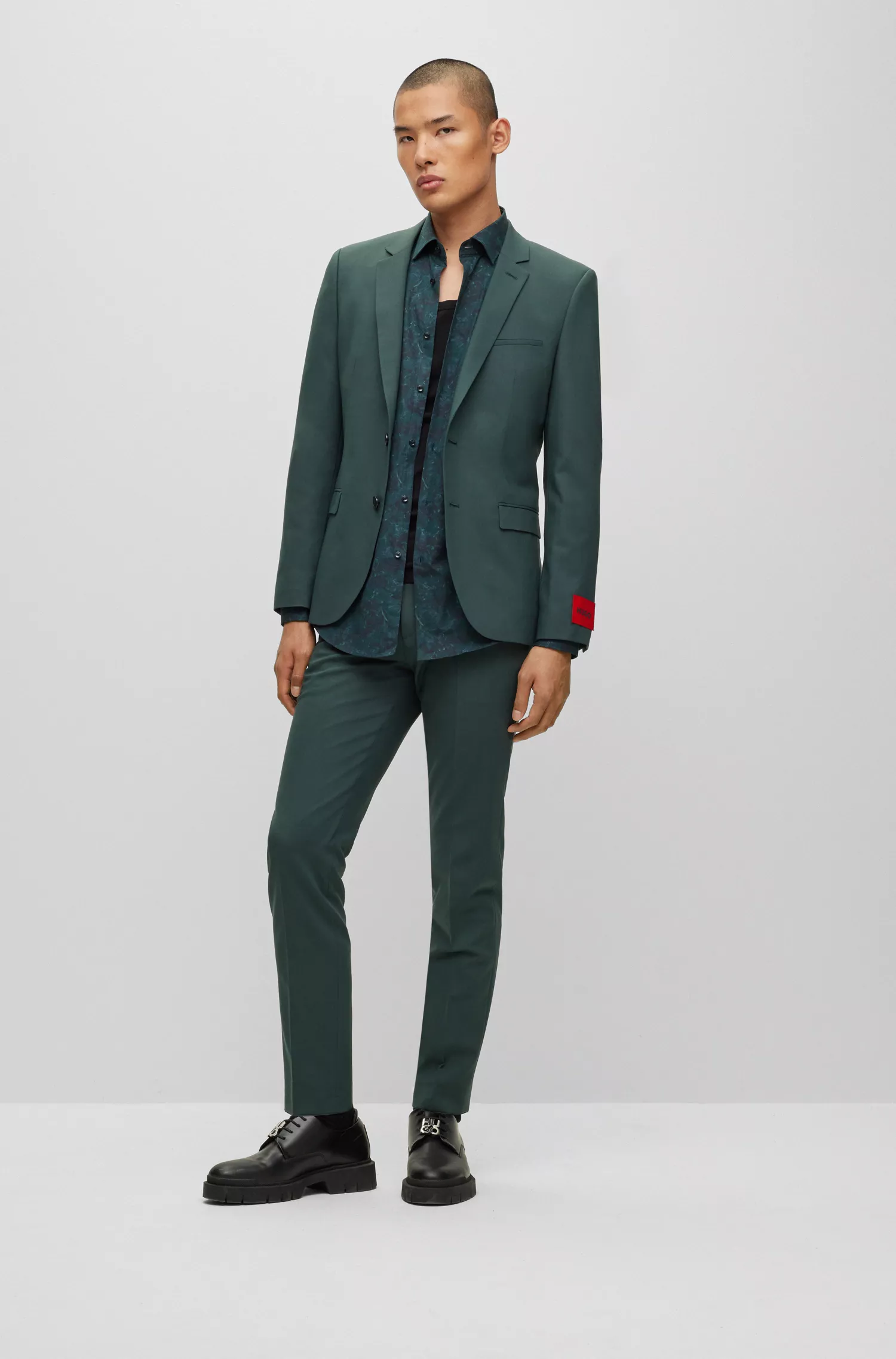 Camisa HUGO vermelha, corte slim, em lona de algodão com estampa floral.